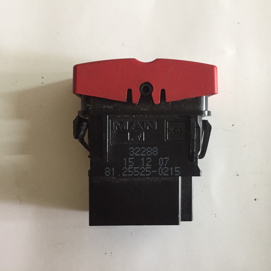 Копче аварийни светлини на MAN TGX TGL TGS TGM 81255250215